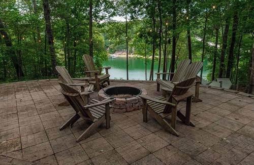 Arley House | Luxurious cabin with fire pit, kayaks, and dock.