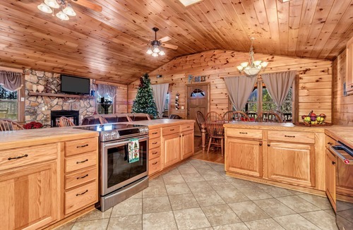 Clyde Cabin | Luxurious Hidden Valley Lodge - Blue Ridge Mountain Retreat!