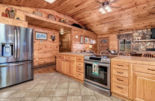 Clyde Cabin | Luxurious Hidden Valley Lodge - Blue Ridge Mountain Retreat!