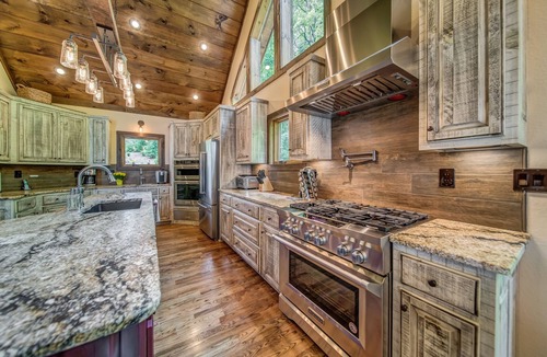 Blue Ridge House | Luxurious modern rustic house on Lake Blue Ridge - sleeps 14