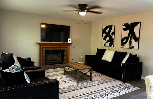 Powder Springs House | Luxurious, stylish 4-bedroom house in charming Powder Springs.
