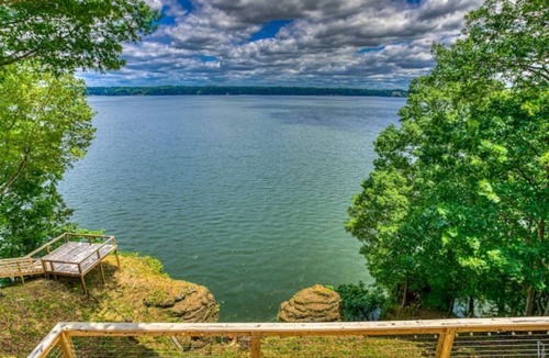 Muscle Shoals House | Luxury 2 Kings + 2 Queens, Lakefront Stay Near RTJ Golf Course and Game Room