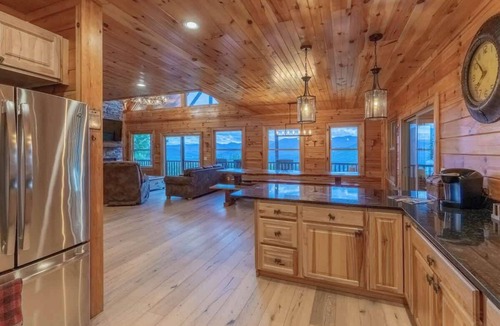 Waynesville Cabin | Luxury 4/4 Cabin 15 min to Waynesville! Hot Tub, Firepit, Views!