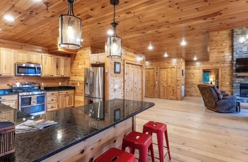 Waynesville Cabin | Luxury 4/4 Cabin 15 min to Waynesville! Hot Tub, Firepit, Views!