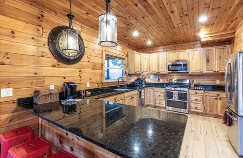 Waynesville Cabin | Luxury 4/4 Cabin 15 min to Waynesville! Hot Tub, Firepit, Views!