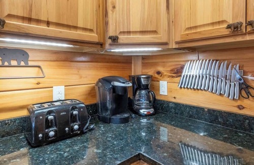 Waynesville Cabin | Luxury 4/4 Cabin 15 min to Waynesville! Hot Tub, Firepit, Views!