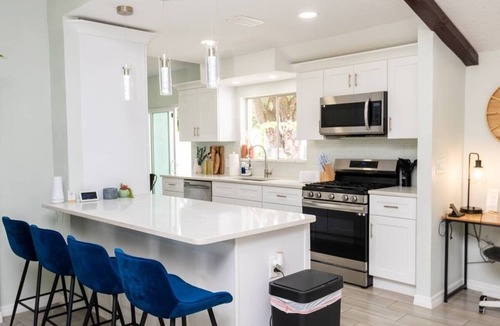 Edgewood House | Luxury 4BR Sleeps 12 Heated Pool + Free Grill