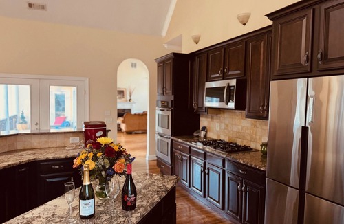 Conley House | Luxury 6BR Mini-Mansion - Sleeps 16+ Theater Event Room Near Airport/Dwtn