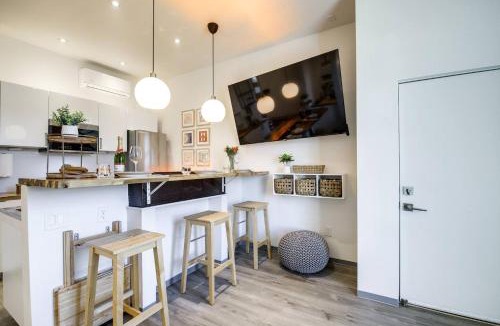 Jefferson City Apartment | Luxury Barndo 2AN Europe Style Farm Stay Chickens