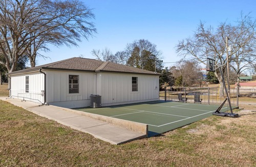 Muscle Shoals House | Luxury Creekside near RTJ, Games, Pickleball, Fire Pit, Putting Green & Pets