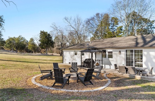Muscle Shoals House | Luxury Creekside near RTJ, Games, Pickleball, Fire Pit, Putting Green & Pets