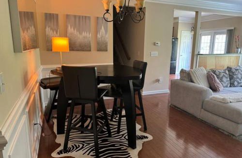 Atlanta House | Luxury Gated Cascades Oasis - Tempur-Pedic Beds & Gated Community