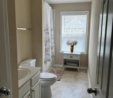 Atlanta House | Luxury Gated Cascades Oasis - Tempur-Pedic Beds & Gated Community