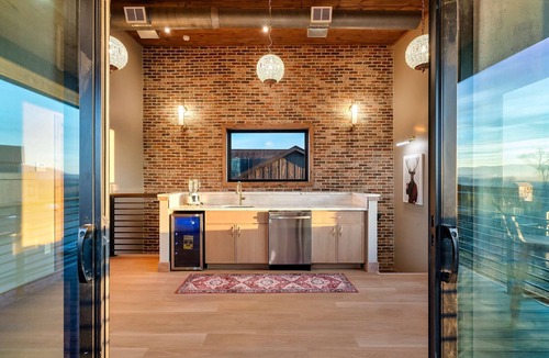 Sevierville House | Luxury Getaway, Sleeps 6・Views, Hot tub, Roof Deck