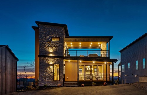 Sevierville House | Luxury Getaway, Sleeps 6・Views, Hot tub, Roof Deck