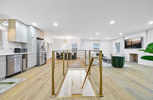 Atlanta House | Luxury Home With Southern Charm - Close Proximity To All Atlanta Attractions