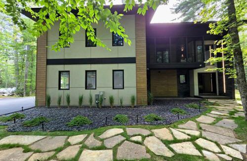 Eagle River House | Luxury Lakefront 4 BDR, 10 Beds, 4 Bath