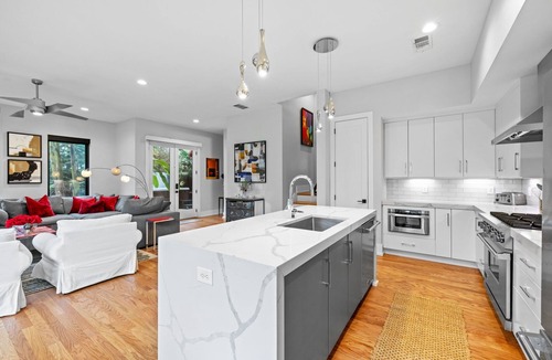 Midtown House | Luxury Midtown Sanctuary - Rooftop Skyline Views Pet Friendly- Walk to Park!