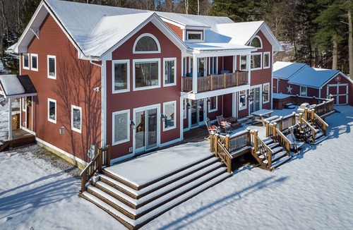 Chittenden House | Luxury Mountain Home with Hot Tub, Sauna & Views — Walk to Mountain Top Inn