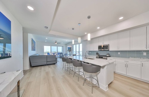 Madeira Beach Condo | Luxury Penthouse at New Building: 360 Rooftop Deck, Pool/Spa, Pets, Sleeps 8