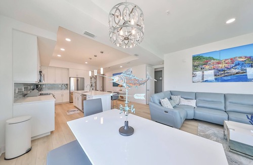 Madeira Beach Condo | Luxury Penthouse at New Building: 360 Rooftop Deck, Pool/Spa, Pets, Sleeps 8