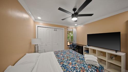 South Miami House | Luxury Queen Room in House, Walk to UM, Central Location
