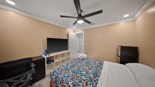 South Miami House | Luxury Queen Room in House, Walk to UM, Central Location