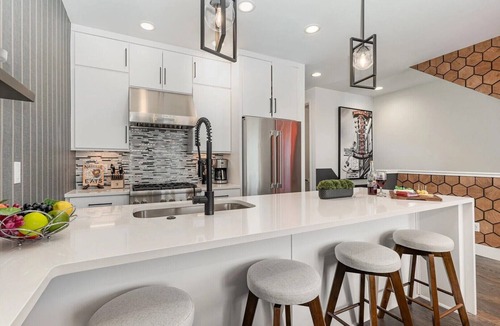 Katie Hill Neighborhood House | Luxury Skyline Rooftop Hot Tub | 5 Min to Broadway
