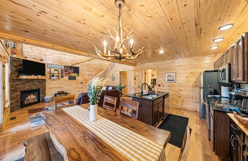 White Oak Lodge Cabin | Luxury Smoky Mntn Getaway. Close 2 GB DWNTN. HotTub .Games. CoffeeBar. Views