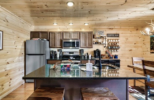White Oak Lodge Cabin | Luxury Smoky Mntn Getaway. Close 2 GB DWNTN. HotTub .Games. CoffeeBar. Views