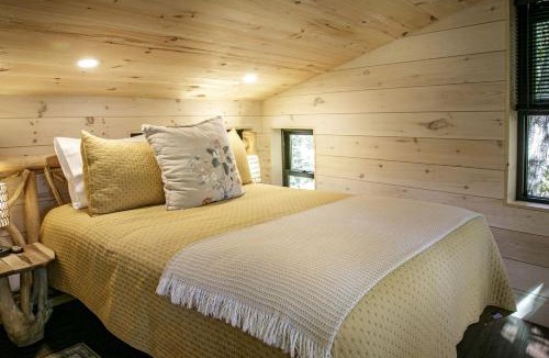 Zirconia House | Luxury Treehouse Glamping with Soaking Tub & Pizza Oven Near Waterfalls, Zirconia, NC