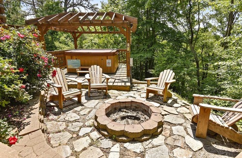 Clyde Cabin | Luxury Vacation Rental with a Hot Tub for Rent in Clyde, North Carolina