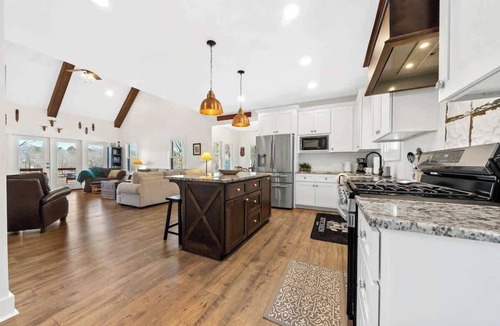 Eatonton House | Lyon's Den - 5bd, Sleeps 13, New Dock+ More