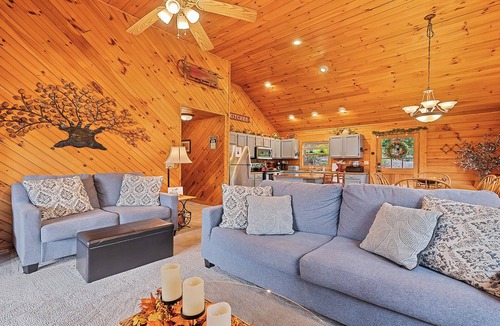 Maggie Valley Cabin | MAGGIE FAVORITE 3/3 FAMILY LOG CABIN with GREAT VIEWS, LARGE GAME ROOM & HOT TUB