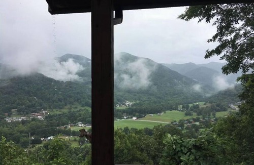 Maggie Valley Cabin | MAGGIE FAVORITE 3/3 FAMILY LOG CABIN with GREAT VIEWS, LARGE GAME ROOM & HOT TUB