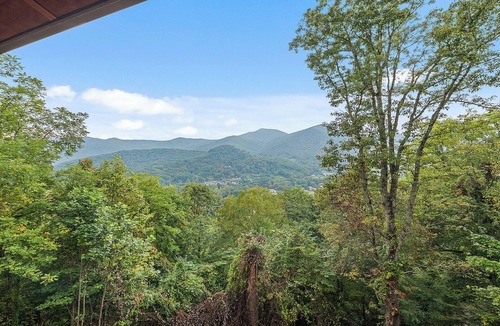 Maggie Valley Cabin | MAGGIE FAVORITE 3/3 FAMILY LOG CABIN with GREAT VIEWS, LARGE GAME ROOM & HOT TUB