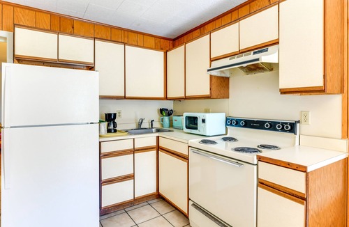 Maggie Valley Apartment | Maggie Valley Studio: 6 Mi to Cataloochee Ski Area