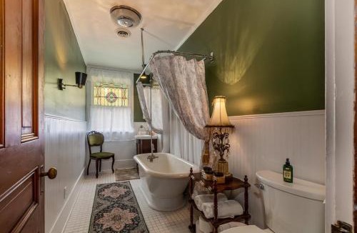 Anna House | Magical Victorian near hiking wine trail