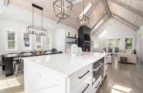 Union Pier House | Magnificent Home, Saltwater Pool. Walk to beach! Hot Tub Open year round!