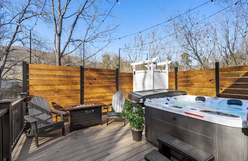 Asheville Cabin | Magnolia Cabin | Stylish Couples Cabin w/Hot Tub