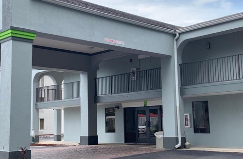 Kingsland Hotel | Magnolia Inn Extended Stay of Kingsland - New 2025 - Book a Kitchen Room - 12 Noon Check Out - 4K Black Beds - Saltwater-Mineral Pool open until 4AM - 24-7 Front Desk - LUXE Coffee Bar Award Winning Inn - Save by phone - 912-576-4777