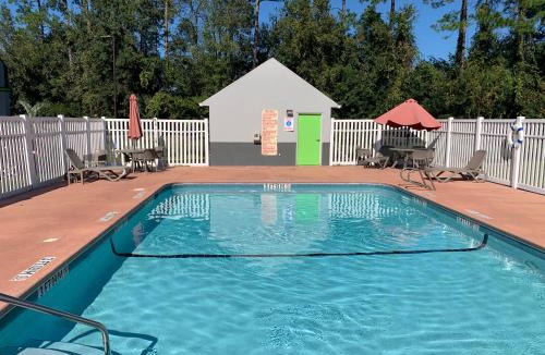 Kingsland Hotel | Magnolia Inn Extended Stay of Kingsland - New 2025 - Book a Kitchen Room - 12 Noon Check Out - 4K Black Beds - Saltwater-Mineral Pool open until 4AM - 24-7 Front Desk - LUXE Coffee Bar Award Winning Inn - Save by phone - 912-576-4777