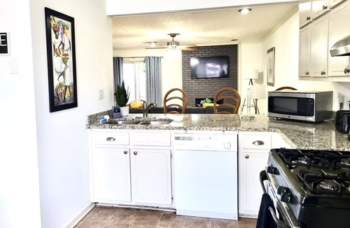 Riverdale House | Majestic Cozy Blue Townhouse Sleeps 4