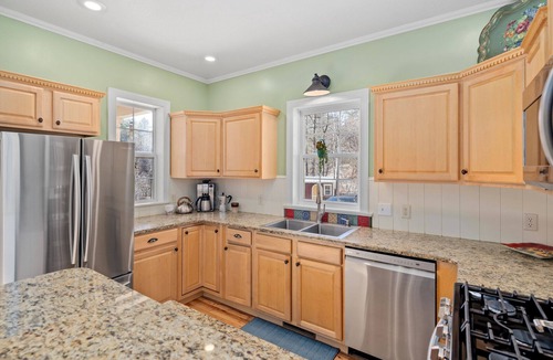 Leicester House | Majestic Creek Views | Romantic | Mountain Vibes | Unique | Private | Warm