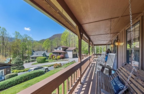 Maggie Valley House | Majestic Grace-Spacious Style, Amazing Location!