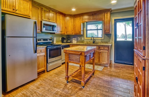 Town Creek Cabin | Majestic Sunset Lake House on Wilson Lake