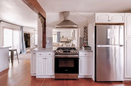 Central Malibu House | Malibu Ocean Villa with King Hot Tub Beach BBQ