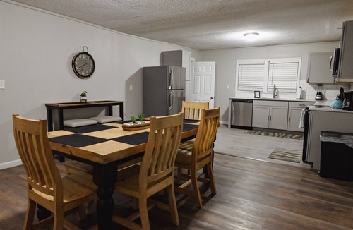 Section Cottage | Maple Tree Cottage - Close to boat docks and Wedding venues