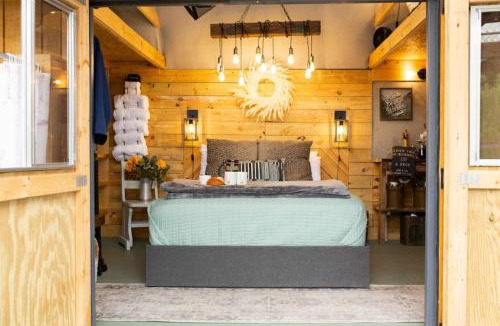 Newport Apartment | Meadow View Romantic Nature Stay w Barn, Outdoor Tub and Sauna