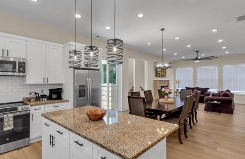 Waynesville House | Memories Off Main - Sleeps 10, Dwntwn, New Build